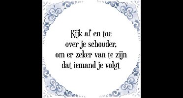 Tegeltje met Spreuk (Tegeltjeswijsheid): Kijk af en toe over je schouder, om er zeker van te zijn dat iemand je volgt + Kado verpakking & Plakhanger
