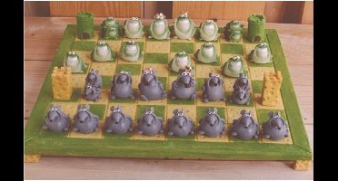 Paolo -Chiari - Schaakspel - muizen - tegen - kikkers - schaakbord - polystone - schaken