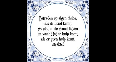 Tegeltje met Spreuk (Tegeltjeswijsheid): Betreden op eigen risico; als de hond komt, ga plat op de grond liggen en wacht tot er hulp komt, als er geen hulp komt, strekte! + Kado verpakking & Plakhanger