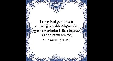 Tegeltje met Spreuk (Tegeltjeswijsheid): De verstandigste mensen zouden bij bepaalde gelegenheden grote dwaasheden hebben begaan, als de dwazen hen niet voor waren geweest + Kado verpakking & Plakhanger