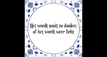 Tegeltje met Spreuk (Tegeltjeswijsheid): Het wordt nooit zo donker, of het wordt weer licht + Kado verpakking & Plakhanger