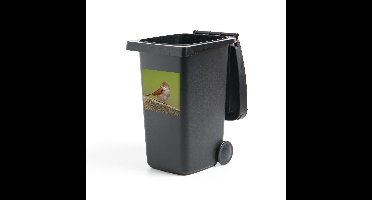 Container sticker Grasmus - Een jong grasmusje zit op een stuk hout - 40x40 cm - kliko sticker - weerbestendige containersticker