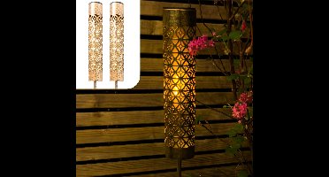 Gadgy Solar Tuinverlichting – 2x Staande Lampen met Bewegend Vlam Effect – Goud Metaal – LED Sfeerlampen op Zonne-energie – Voor Buiten – Weerbestendig – 98 cm Hoog - Grondspies