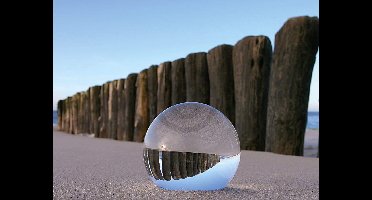 Kunstdruk Gerhard Rossmeissl - Kugel im Sand 80x60cm