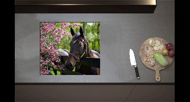 Inductieplaat Beschermer - Bruin paard met halster steunt hoofd op houten hek richting roze bloemen - 57x50 cm - 2 mm Dik - Inductie Beschermer - Bescherming Inductiekookplaat - Kookplaat Beschermer van Wit Vinyl