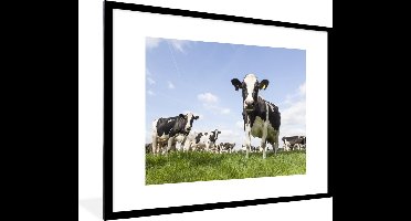 PosterMonkey - Fotolijst - Poster - Koe - Dieren - Natuur - Gras - Landschap - Poster met kader - 80x60 cm - Frame - Poster natuur - Foto lijst - Poster koe