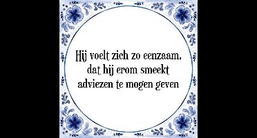 Tegeltje met Spreuk (Tegeltjeswijsheid): Hij voelt zich zo eenzaam, dat hij erom smeekt adviezen te mogen geven + Kado verpakking & Plakhanger