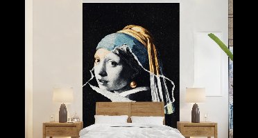 Behang - Fotobehang Meisje met de parel - Goud - Zwart - Wit - Breedte 200 cm x hoogte 300 cm