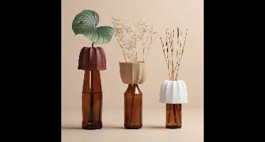 Qualy - Cacvase S - Screw Cap Bottle Decorative Vase Schroefdop Flessen decoratieve vaas set van 3 Kleur: Bruin Materiaal: Gerecycled PP W76xL76xH60mm 200gr