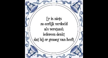 Tegeltje met Spreuk (Tegeltjeswijsheid): Er is niets zo eerlijk verdeeld als verstand; iedereen denkt dat hij er genoeg van heeft + Kado verpakking & Plakhanger