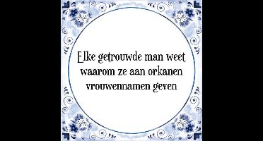 Tegeltje met Spreuk (Tegeltjeswijsheid): Elke getrouwde man weet waarom ze aan orkanen vrouwennamen geven + Kado verpakking & Plakhanger