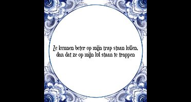 Tegeltje met Spreuk (Tegeltjeswijsheid): Ze kunnen beter op mijn trap staan lullen, dan dat ze op mijn lul staan te trappen + Kado verpakking & Plakhanger