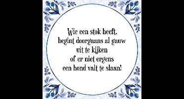 Tegeltje met Spreuk (Tegeltjeswijsheid): Wie een stok heeft, begint doorgaans al gauw uit te kijken of er niet ergens een hond valt te slaan! + Kado verpakking & Plakhanger