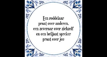 Tegeltje met Spreuk (Tegeltjeswijsheid): Een roddelaar praat over anderen, een zeveraar over zichzelf en een briljant spreker praat over jou + Kado verpakking & Plakhanger