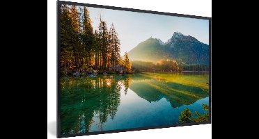 PosterMonkey - Fotolijst - Poster - Meer - Water - Groen - Bergen - Boom - Posterlijst - Frame - 30x20 cm - Muurdecoratie woonkamer - Poster natuur - Foto in lijst - Posterlijst - Kerstversiering - Kerstdecoratie voor binnen - Kerstmis