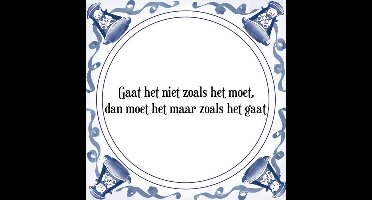 Tegeltje met Spreuk (Tegeltjeswijsheid): Gaat het niet zoals het moet, dan moet het maar zoals het gaat + Kado verpakking & Plakhanger