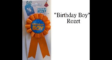 Birthday Boy Rozet - Broche - Sierspeld - Sierpin - Verjaardag Sierpin - Cadeau Geschenk - Rozet "Birthday Boy" - Hiep Hiep Hoera - Feestartikel - Feestdecoratie - Kinderfeest -  16 x 9 cm - 1 stuk