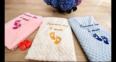Gepersonaliseerde roze babydeken, met geborduurde voetafdrukken en een toewijding/Personalized pink baby blanket, footsteps embroidered 95 x 120 cm