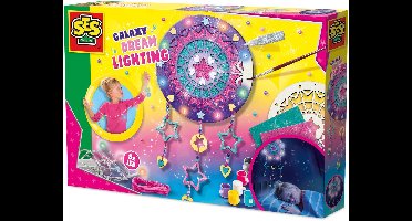 SES Creative - Galaxy - Dromen lamp - Knutselen Meisjes - Dromenvanger met Licht - Inclusief LED lampjes in 4 kleuren - Schilderen en Versieren - Vanaf 6 Jaar