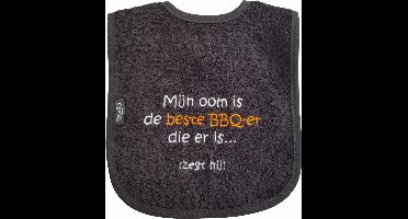 Zwarte slab met "Mijn oom is de beste bbq-er die er is... (zegt hij)"