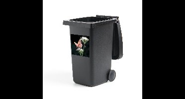 Container sticker Chinese bieslook - Bloeiende Chinese bieslook in de natuur met roze vlinder Klikosticker - 40x40 cm - kliko sticker - weerbestendige containersticker