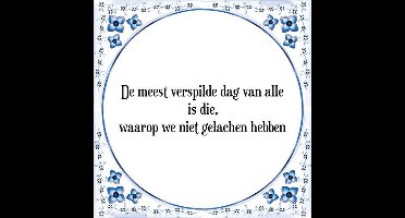Tegeltje met Spreuk (Tegeltjeswijsheid): De meest verspilde dag van alle is die, waarop we niet gelachen hebben + Kado verpakking & Plakhanger