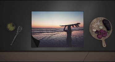 Inductieplaat Beschermer - Silhouet van Surfer met Bord op Hoofd bij Zonsondergang - 70x52 cm - 2 mm Dik - Inductie Beschermer met zwarte kern