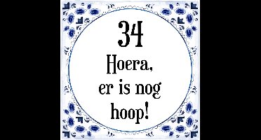 Verjaardag Tegeltje met Spreuk (34 jaar: Hoera! Er is nog hoop! 34! + cadeau verpakking & plakhanger