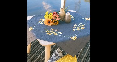 Vervaco - Tafelkleed kit Roodborstjes en gele bloemen - PN-0206936 - Borduren - Borduurpakket - Borduurpakket volwassenen - Borduurpakket kind