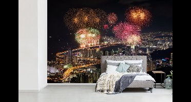Behang - Fotobehang Vuurwerk boven de Zuid-Koreaanse stad Busan - Breedte 420 cm x hoogte 280 cm