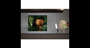 Inductieplaat Beschermer - Bruine Hond tussen de Groene Bladeren - 59x50 cm - 2 mm Dik - Inductie Beschermer - Bescherming Inductiekookplaat - Kookplaat Beschermer van Wit Vinyl