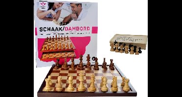 Schaakbord met schaakstukken