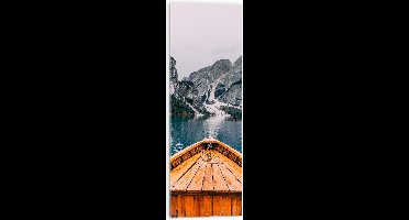 WallClassics - Acrylglas - Houten Boot naar Bergen - 30x90 cm Foto op Acrylglas (Met Ophangsysteem)