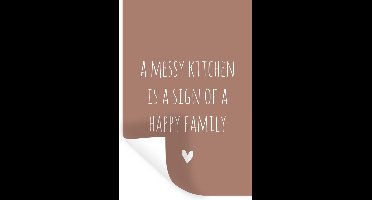 Muurstickers - Sticker Folie - Engelse quote "A messy kitchen is a sign of a happy family" op een bruine achtergrond - 20x30 cm - Plakfolie - Muurstickers Kinderkamer - Zelfklevend Behang - Zelfklevend behangpapier - Stickerfolie