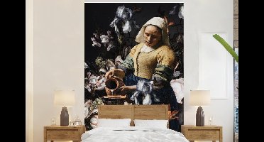 Behang - Fotobehang Melkmeisje - Johannes Vermeer - Bloemen - Blauw - Breedte 155 cm x hoogte 240 cm