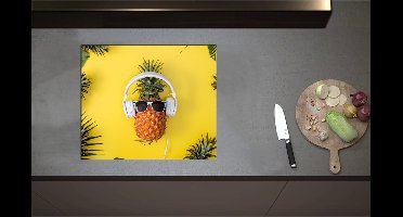 Inductieplaat Beschermer - Ananas met Witte Headset op Felgele Achtergrond - 60x51 cm - 2 mm Dik - Inductie Beschermer - Bescherming Inductiekookplaat - Kookplaat Beschermer van Zwart Vinyl