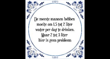 Tegeltje met Spreuk (Tegeltjeswijsheid): De meeste mannen hebben moeite om 1,5 tot 2 liter water per dag te drinken. Maar 2 tot 3 liter bier is geen probleem + Kado verpakking & Plakhanger