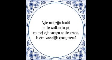 Tegeltje met Spreuk (Tegeltjeswijsheid): Wie met zijn hoofd in de wolken loopt en met zijn voeten op de grond, is een waarlijk groot mens! + Kado verpakking & Plakhanger
