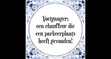 Tegeltje met Spreuk (Tegeltjeswijsheid): Voetganger; een chauffeur die een parkeerplaats heeft gevonden! + Kado verpakking & Plakhanger