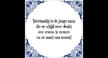 Tegeltje met Spreuk (Tegeltjeswijsheid): Verstandig is de jonge man die er altijd over denkt een vrouw te nemen en er nooit een neemt! + Kado verpakking & Plakhanger