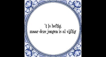 Tegeltje met Spreuk (Tegeltjeswijsheid): 't Is heftig, maar deze jongen is al vijftig + Kado verpakking & Plakhanger