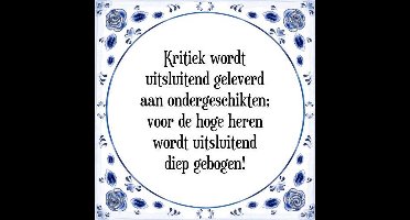 Tegeltje met Spreuk (Tegeltjeswijsheid): Kritiek wordt uitsluitend geleverd aan ondergeschikten; voor de hoge heren wordt uitsluitend diep gebogen! + Kado verpakking & Plakhanger
