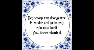 Tegeltje met Spreuk (Tegeltjeswijsheid): Het beroep van doodgraver is zonder veel toekomst; zo'n man heeft geen trouw cli�nteel + Kado verpakking & Plakhanger