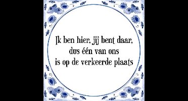 Tegeltje met Spreuk (Tegeltjeswijsheid): Ik ben hier, jij bent daar, dus ��n van ons is op de verkeerde plaats + Kado verpakking & Plakhanger