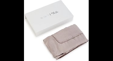 White Lotus Anti Aging Zijden Kussensloop – 100% 19 momme moerbeien zijde, luxe Ofxord stijl in ivoren wit geschenkdoosje. De perfecte zijden kussensloop om het haar te beschermen en rimpels te verminderen. Kleur: Parelgrijs.