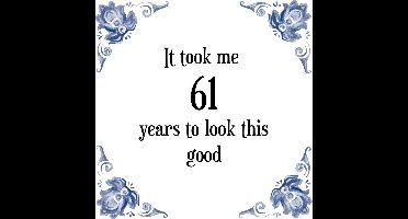 Verjaardag Tegeltje met Spreuk (61 jaar: It took me 61 years to look this good + cadeau verpakking & plakhanger