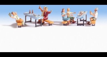 Tafels met banken & gasten