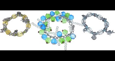 Armbanden met diverse hangertjes en kleuren set van 3 stuks.