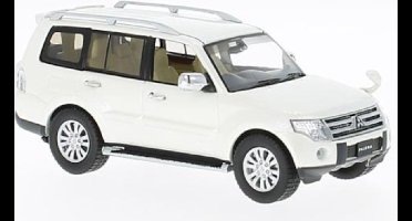 Mitsubishi Pajero 4WD 2010 Wit - Model 1/43 - First:43