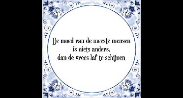 Tegeltje met Spreuk (Tegeltjeswijsheid): De moed van de meeste mensen is niets anders, dan de vrees laf te schijnen + Kado verpakking & Plakhanger